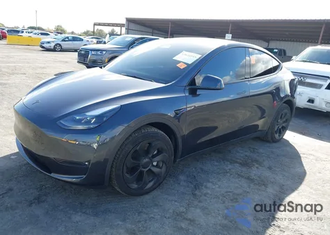 2024 Tesla Model Y Long Range Dual Motor All-Wheel Drive z USA, uszkodzony, nr VIN 7SAYGAEE2RF080945
